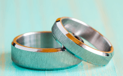 扱ってるものがブライダル商品だから、結婚式場の待合所みたい